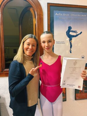 Anastasia Russo Instagram - Golden medal 🥇 at the @royalacademyofdance ballet exam! 🩰 
Thank you to my amazing school @escueladeballetafricaguzman for the love and the trust! happy to continue this upcoming year 🫂