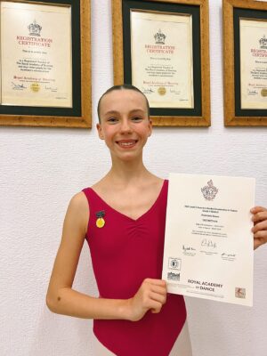 Anastasia Russo Instagram - Golden medal 🥇 at the @royalacademyofdance ballet exam! 🩰 
Thank you to my amazing school @escueladeballetafricaguzman for the love and the trust! happy to continue this upcoming year 🫂
