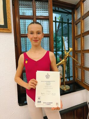Anastasia Russo Instagram - Golden medal 🥇 at the @royalacademyofdance ballet exam! 🩰 
Thank you to my amazing school @escueladeballetafricaguzman for the love and the trust! happy to continue this upcoming year 🫂