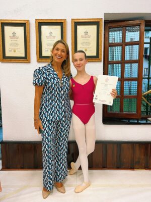 Anastasia Russo Instagram - Golden medal 🥇 at the @royalacademyofdance ballet exam! 🩰 
Thank you to my amazing school @escueladeballetafricaguzman for the love and the trust! happy to continue this upcoming year 🫂