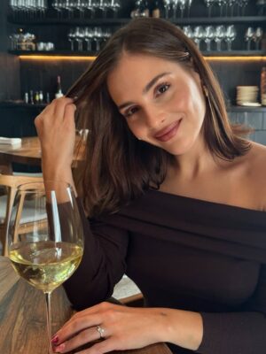 Andrea Duro Instagram - Ayer fue mi 34 cumpleaños y lo celebré entre flores y comida… lo que más me gusta 🙌🏼😂😌 

Gracias a todos los que me felicitasteis ayer, tengo millones de mensajes🥹
Soy muy afortunada, GRACIAS 🤍⚡️

Seguimos!