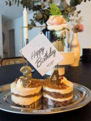 Andrea Duro Instagram - Ayer fue mi 34 cumpleaños y lo celebré entre flores y comida… lo que más me gusta 🙌🏼😂😌 

Gracias a todos los que me felicitasteis ayer, tengo millones de mensajes🥹
Soy muy afortunada, GRACIAS 🤍⚡️

Seguimos!