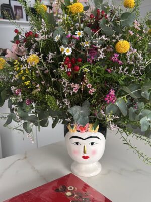 Andrea Duro Instagram - Ayer fue mi 34 cumpleaños y lo celebré entre flores y comida… lo que más me gusta 🙌🏼😂😌 

Gracias a todos los que me felicitasteis ayer, tengo millones de mensajes🥹
Soy muy afortunada, GRACIAS 🤍⚡️

Seguimos!
