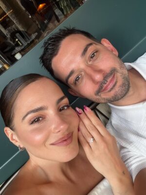 Andrea Duro Instagram - En Granada siempre pasan cosas bonitas 💍🤍