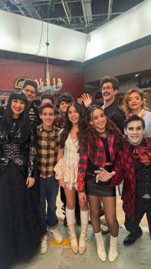 Andrea Torre Instagram - Ya casi llega el final de temporada de Tomy Zombie 💚🧟‍♀️
No se pierdan los últimos capítulos, llenos de sorpresas, emociones y mucha magia ✨

¡Acompáñennos hasta el final! 🙌
📺 Hoy 5:30 pm por @micanalcinco

#ATH🍄 #andreatorre #TomyZombie #Esmeralda #FinalDeTemporada #MiCanal5 #SerieMexicana#TVSeries #Serie
