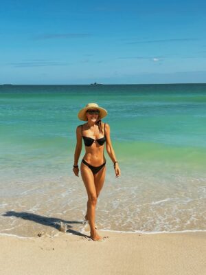 Angélica Castro Instagram - M I A M I ❤️ escapada express de trabajo y reencuentros con amigos y familia, siempre es lindo volver 🙏🏼🫶🏼 Como estuvo tu jueves? Los leo!!! 💋
Mi bikini soñado es un adelanto de la nueva colección de @cova_cl ✨