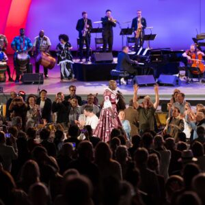 Angélique Kidjo Instagram - 💃🏿🎻 ♥️About last night! ♥️🎻💃🏿
#sarabandeafricaine at the @hollywoodbowl  with @yoyoma 
📸 by Elizabeth Asher, provided courtesy of the LA Phil. // @elizabethasherphoto 
@david_donatien @thierryvatonofficiel @magatte_fall_official @sinkane @maryjanemarcasiano @kimeradesign