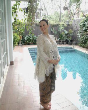 Anggika Bölsterli Instagram - Hari ini kita berkain dan berbahagia