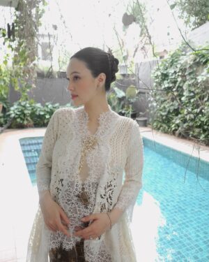 Anggika Bölsterli Instagram - Hari ini kita berkain dan berbahagia