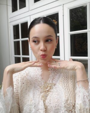 Anggika Bölsterli Instagram - Hari ini kita berkain dan berbahagia