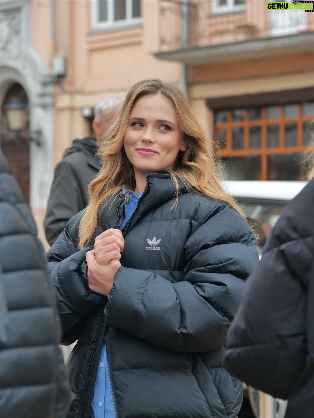 Anna Koshmal - 34.3K Likes - Я завжди посміхаюсь, коли почуваюсь на своєму місці 😌
… в утепленні, серед улюблених вулиць рідного міста…
Кадри з робочого процесу на знімальному майданчику 🎬