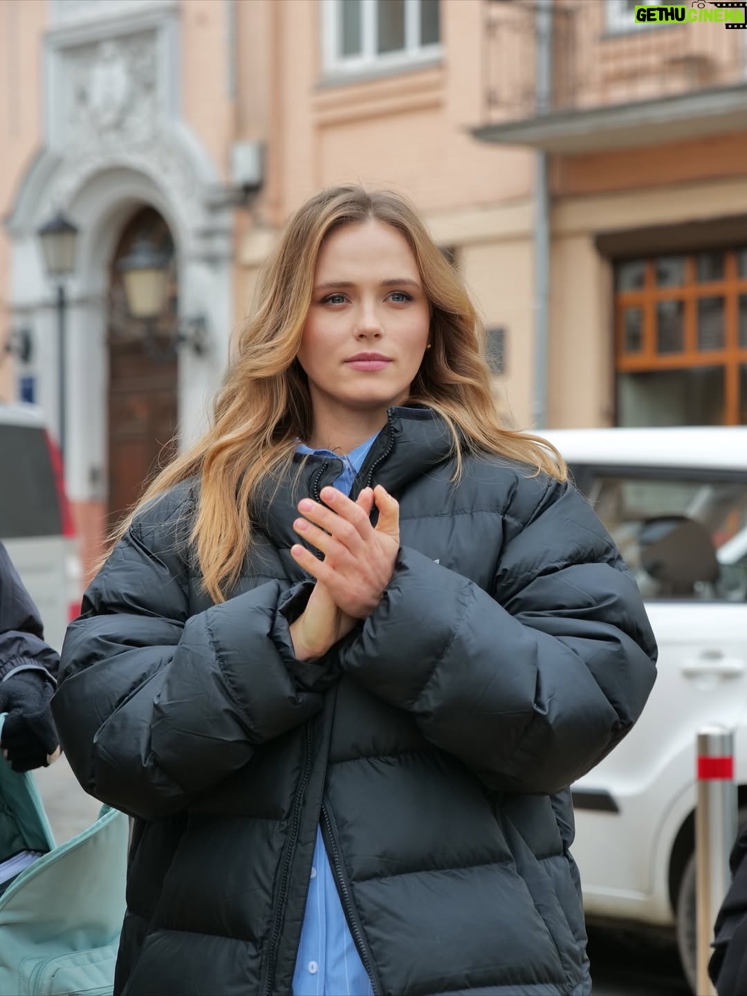 Anna Koshmal - 34.3K Likes - Я завжди посміхаюсь, коли почуваюсь на своєму місці 😌
… в утепленні, серед улюблених вулиць рідного міста…
Кадри з робочого процесу на знімальному майданчику 🎬