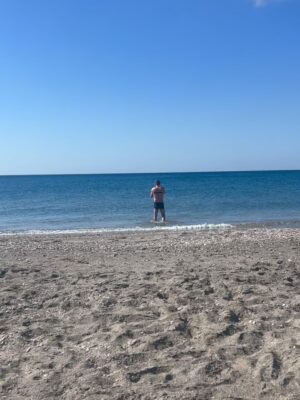 Asia Argento Instagram - Breve vacanza aziendale: io e mio zio. Lui fa a pugni con l’aria, io prendo appunti sull’acqua. È fine ottobre, ma il sole non si rassegna: finge ancora di essere estate, come chi non sa dire addio.
