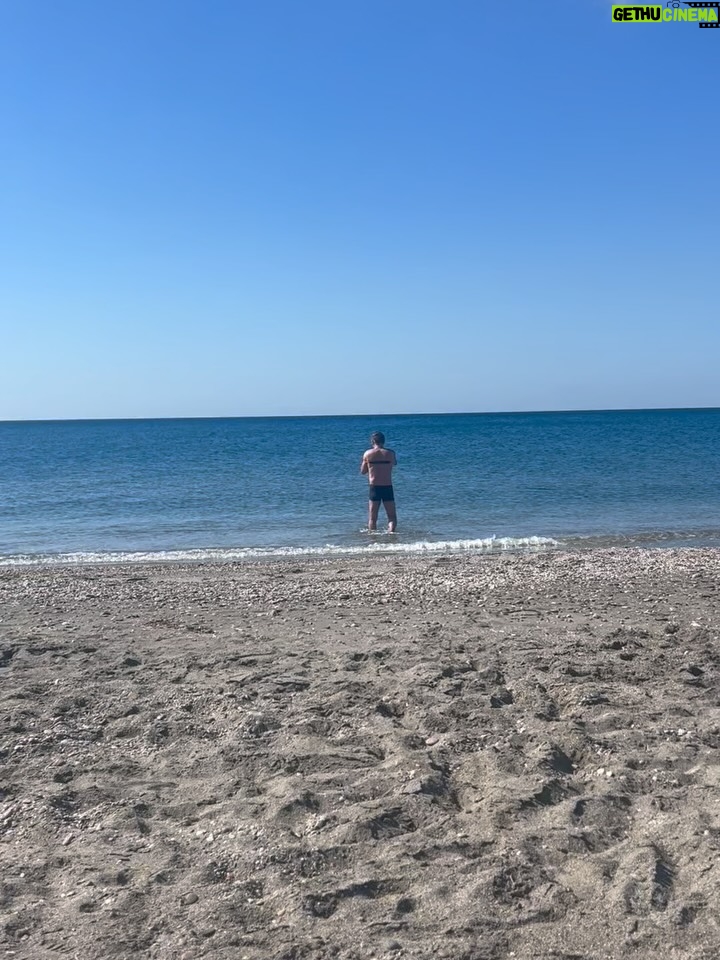 Asia Argento - 22.2K Likes - Breve vacanza aziendale: io e mio zio. Lui fa a pugni con l’aria, io prendo appunti sull’acqua. È fine ottobre, ma il sole non si rassegna: finge ancora di essere estate, come chi non sa dire addio.