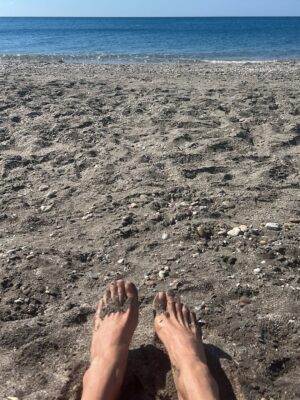Asia Argento Instagram - Breve vacanza aziendale: io e mio zio. Lui fa a pugni con l’aria, io prendo appunti sull’acqua. È fine ottobre, ma il sole non si rassegna: finge ancora di essere estate, come chi non sa dire addio.