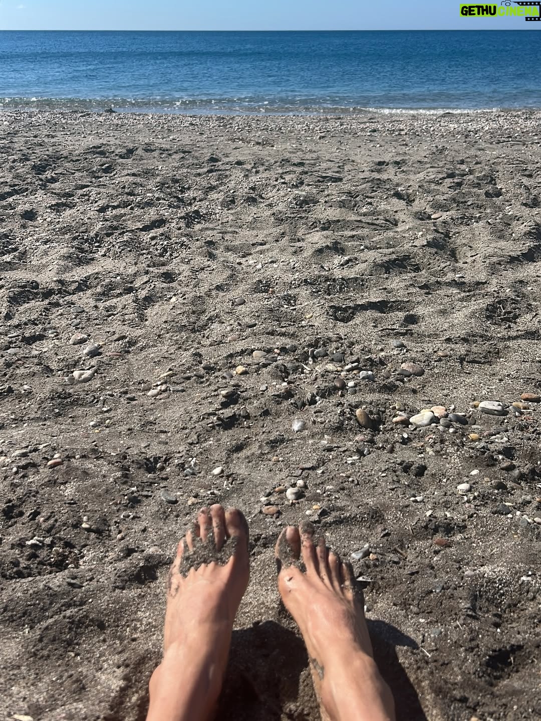 Asia Argento - 22.2K Likes - Breve vacanza aziendale: io e mio zio. Lui fa a pugni con l’aria, io prendo appunti sull’acqua. È fine ottobre, ma il sole non si rassegna: finge ancora di essere estate, come chi non sa dire addio.