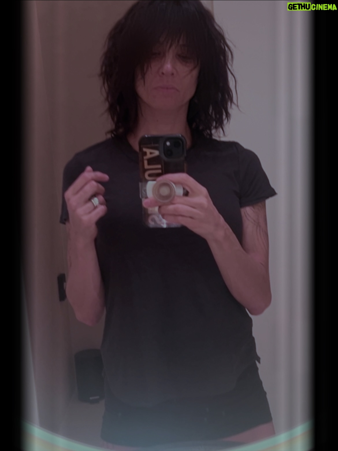 Asia Argento - 22.2K Likes - Breve vacanza aziendale: io e mio zio. Lui fa a pugni con l’aria, io prendo appunti sull’acqua. È fine ottobre, ma il sole non si rassegna: finge ancora di essere estate, come chi non sa dire addio.