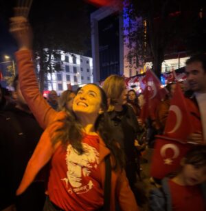 Aslihan Gurbuz Instagram - Coşku minnet ve birliktelikle 🇹🇷❤️🙏🏻