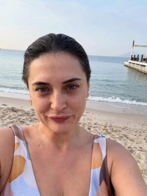 Aslihan Gurbuz Instagram - Wonderful people and incredible memories from Cannes last week.
Huge thanks to 
@rutkayozis 
@selen_karabulut 
@ugur_karabulut_ 
and
@ogm.pictures 
🙏🏻❤️🌸

#reklam