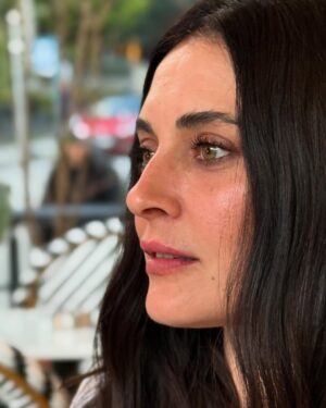 Aslihan Gurbuz Instagram - Poz vermenin ve filtre seçmenin zor olduğu bir pazar. 
(İlk ve son pozsuz-filtresizdir)

📸 @inancolog