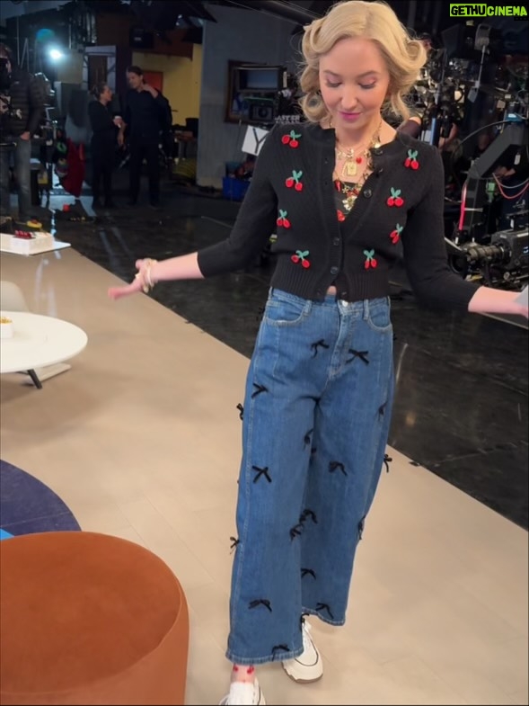 Audrey Whitby - 23.7K Likes - Cherry is once again:
1) Making Phoebe’s life hard
2)Crushing on Max
3) Throwing fits….

…Cherry got bored and didn’t wanna do the other slides. Watch #TheThundermansUndercover tomorrow night on @nickelodeon !!! 🍒⚡️