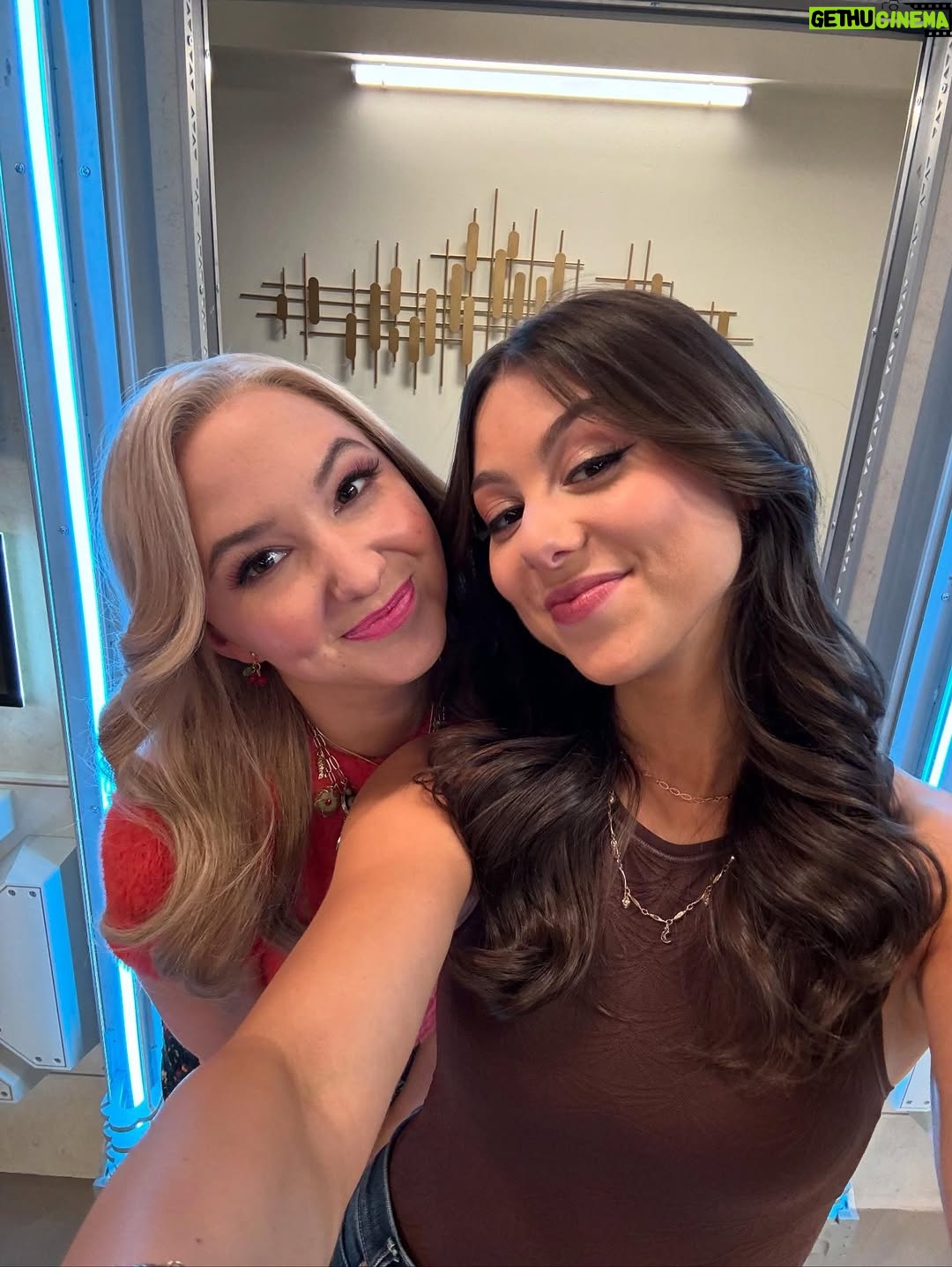 Audrey Whitby - 23.7K Likes - Cherry is once again:
1) Making Phoebe’s life hard
2)Crushing on Max
3) Throwing fits….

…Cherry got bored and didn’t wanna do the other slides. Watch #TheThundermansUndercover tomorrow night on @nickelodeon !!! 🍒⚡️