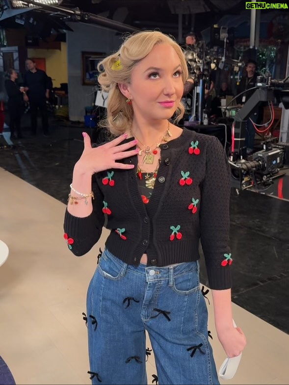 Audrey Whitby - 23.7K Likes - Cherry is once again:
1) Making Phoebe’s life hard
2)Crushing on Max
3) Throwing fits….

…Cherry got bored and didn’t wanna do the other slides. Watch #TheThundermansUndercover tomorrow night on @nickelodeon !!! 🍒⚡️