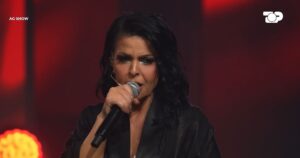 Aurela Gaçe Instagram - “AG SHOW”/ Aurela Gaçe Show vjen këtë mbrëmje me disa nga copëzat më të mira të sezonit të dytë! Mos e humbisni, sot në ora 22: 15 në Top Channel
“AG SHOW”, një koncept unik i show-t nga Aurela Gaçe ku gërshetohet muzika LIVE, performanca skenike të jashtëzakonshme dhe ku për herë të parë, publiku në sallë do të jetë i përfshirë në skenë përmes surprizave & lojërave.
Autorë: Ervin Kurti, Lorina Mixha
Regjisor: Redi Treni
Drejtues orkestre: Ervis Çaushi
