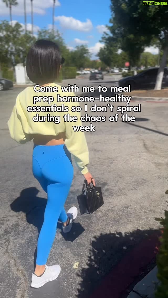 Autumn Calabrese - 8.9K Likes - Fun fact: your hormones need carbs! 🍚
Glucose from foods like quinoa, rice, and spaghetti squash helps your thyroid convert T4 to T3, the hormone that drives your metabolism.
Stable carbs also keep cortisol balanced — no more rollercoaster energy dips 🙅‍♀️
Plus, fiber from these carbs feeds your gut microbiota, which helps break down estrogen and produce short-chain fatty acids that reduce inflammation and boost immunity 🌱
Carbs aren’t bad they’re essential for a balanced body and brain.  The right types & proper portions with balanced macronutrients is key. 🧠💛