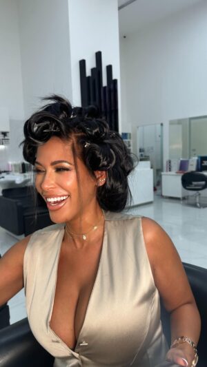 Ayem Nour Instagram - Enhancing the natural beauty of the stunning @ayemnour ✨
Full glam transformation 
 Fresh color, cut, treatment, hairstyle @emreabouthair 
Flawless makeup @beauty_sahoumtie_mua 
A true goddess glowing under the Dubai sun 🌴☀️
.
.
.
#DubaiMakeupArtist #HairstylistDubai #DubaiGlam #BeautyBy[YourName] #MakeupTransformation #BrunetteGlow #DubaiInfluencer #GlamLook #HairTransformation #MakeupLover #DubaiBeauty #GlowBybeautysahoumtie