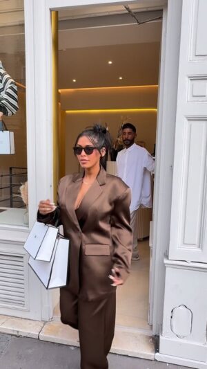 Ayem Nour Instagram - J’ai craqué (encore) chez @icone.paris17 💕
Dites-moi votre look préféré 😍👇
📍101 Rue Jouffroy d’Abbans – Paris 17
🎁 -25% avec mon code AYEM25