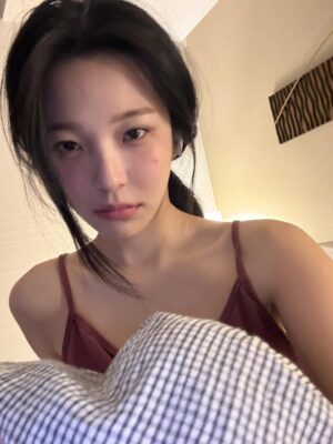 Baek Jiheon Instagram - 여름도끝나가요