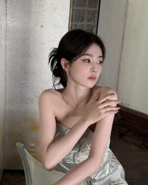Bai Lu Instagram - 肩膀有点冷