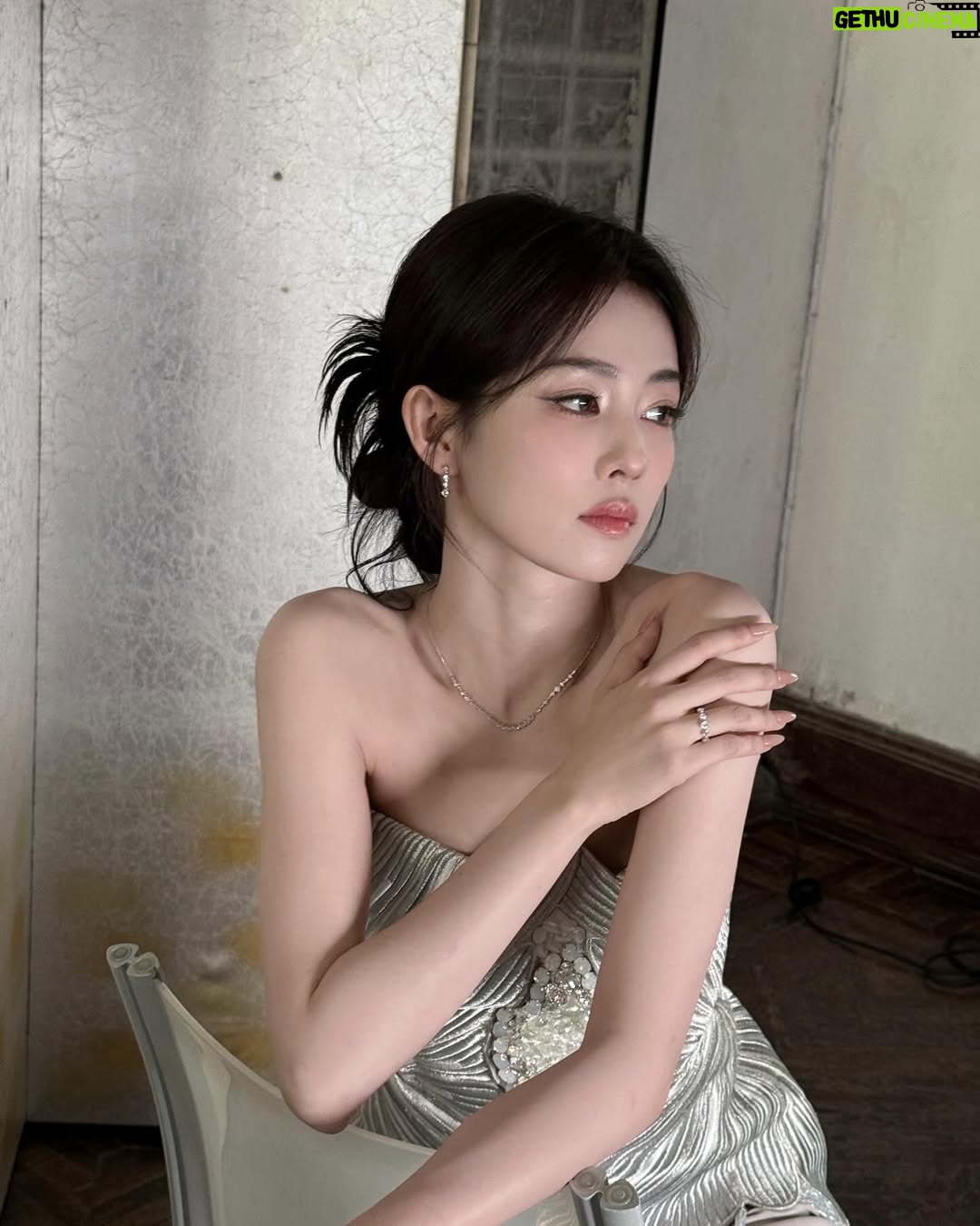 Bai Lu - 435.9K Likes - 肩膀有点冷