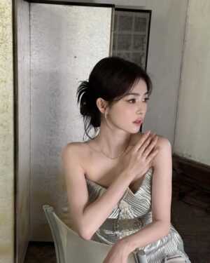 Bai Lu Instagram - 肩膀有点冷