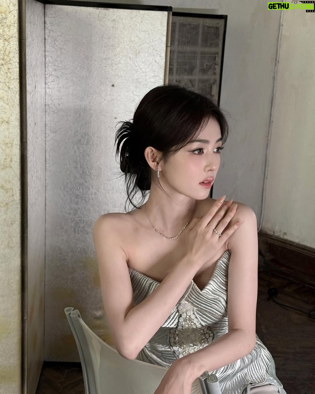 Bai Lu - 435.9K Likes - 肩膀有点冷