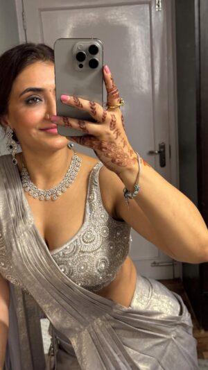 Balreet Mann Instagram - A pastel silver sari, a touch of jewelry, and a reminder — comfort never defined confidence✨✨✨

#PastelElegance #SilverSari #SareeVibes #GraceInStyle #ConfidenceInSilk #ModernDesiVibe #TimelessGrace #DesiCharm #SariWithConfidence #JewelryGlow #SoftGlamMood #RadiantElegance #ChicAndConfident #beautyinsimplicity❣️ #balreetmann #fitnessmotivation