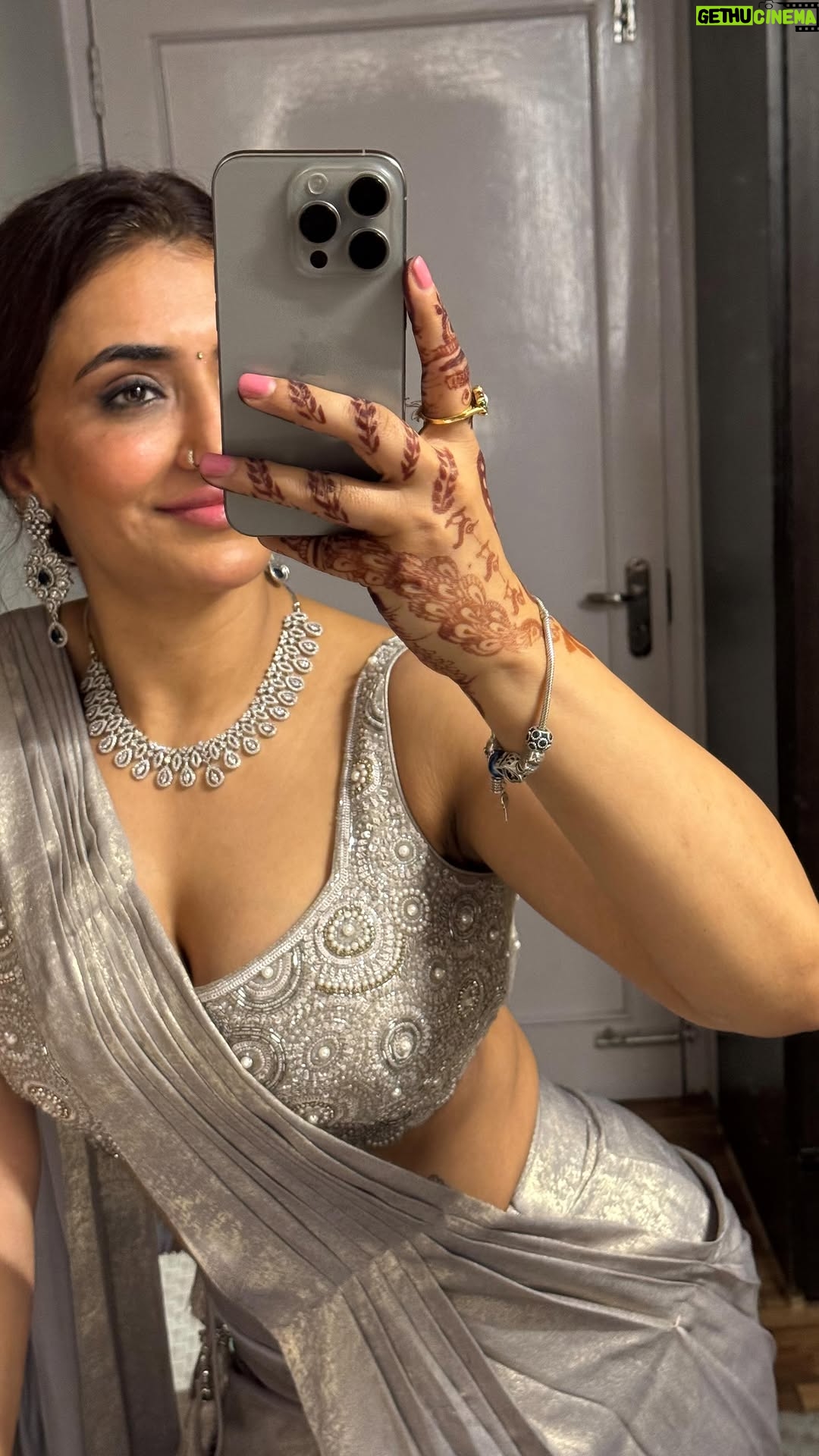 Balreet Mann - 6K Likes - A pastel silver sari, a touch of jewelry, and a reminder — comfort never defined confidence✨✨✨

#PastelElegance #SilverSari #SareeVibes #GraceInStyle #ConfidenceInSilk #ModernDesiVibe #TimelessGrace #DesiCharm #SariWithConfidence #JewelryGlow #SoftGlamMood #RadiantElegance #ChicAndConfident #beautyinsimplicity❣️ #balreetmann #fitnessmotivation