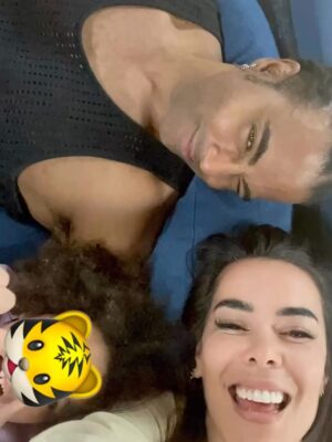 Beatriz Luengo Instagram - Por aquí de vuelta! 🙋🏻‍♀️
Estuve un ratito lejos del mundo, necesitaba contar mariposas con mi niña para descubrir que las alas rotas no impiden el vuelo, echar tardes de dominó con mi hijo para juntos aprender que al final del juego la ficha que vale menos gana la partida. Detener el tiempo para escuchar a mi madre y darme cuenta que sus miedos y los míos se parecen. Recuperar con mi padre ese mueble viejo y observar como lo convierte en arte con una calma que solo conocen los monjes budistas, para al final decirme “mira lo que hicimos” haciéndome parte de su logro simplemente porque le alcancé las herramientas mientras escuchaba sus historias del barrio. Necesitaba también mirar a @yotuel y bailar juntos en la cocina, porque nos conocimos bailando y solo deseo que no dejemos de bailar ni un solo día, porque estar en sus brazos mientras nuestros pasos se coordinan sin ni siquiera mirar al suelo es la mejor manera de recordarnos que nacimos para estar juntos.
Necesitaba todo eso, porque llevo en esta profesión desde los 9 años. Exponiéndome a la opinión de un señor en un casting, de un director, de una revista, de un comentario por ahí. Y tuve que desaparecer para volver a mirar con compasión a esa niña soñadora que todavía soy. La que va cargando con el dolor de tener que demostrar todo el tiempo. No sé si he vuelto más fuerte, pero sí más consciente. 🪷 
Hola a todos y gracias por estar ahí ❤️