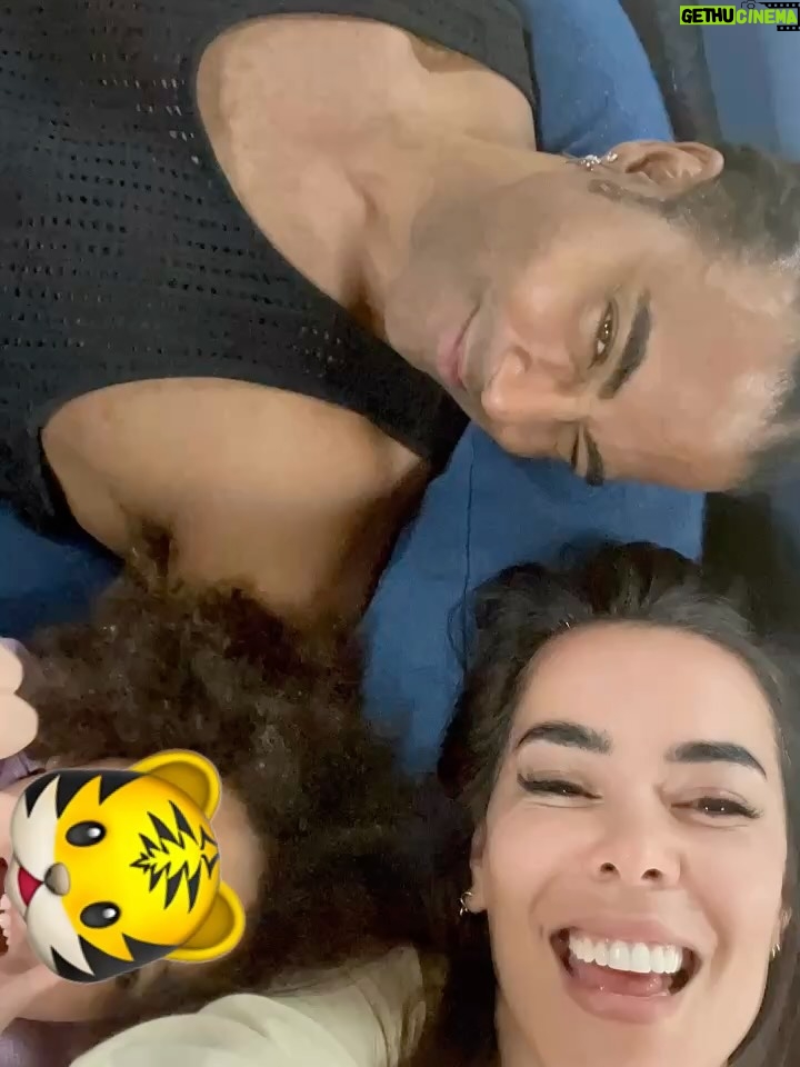 Beatriz Luengo - 26.4K Likes - Por aquí de vuelta! 🙋🏻‍♀️
Estuve un ratito lejos del mundo, necesitaba contar mariposas con mi niña para descubrir que las alas rotas no impiden el vuelo, echar tardes de dominó con mi hijo para juntos aprender que al final del juego la ficha que vale menos gana la partida. Detener el tiempo para escuchar a mi madre y darme cuenta que sus miedos y los míos se parecen. Recuperar con mi padre ese mueble viejo y observar como lo convierte en arte con una calma que solo conocen los monjes budistas, para al final decirme “mira lo que hicimos” haciéndome parte de su logro simplemente porque le alcancé las herramientas mientras escuchaba sus historias del barrio. Necesitaba también mirar a @yotuel y bailar juntos en la cocina, porque nos conocimos bailando y solo deseo que no dejemos de bailar ni un solo día, porque estar en sus brazos mientras nuestros pasos se coordinan sin ni siquiera mirar al suelo es la mejor manera de recordarnos que nacimos para estar juntos.
Necesitaba todo eso, porque llevo en esta profesión desde los 9 años. Exponiéndome a la opinión de un señor en un casting, de un director, de una revista, de un comentario por ahí. Y tuve que desaparecer para volver a mirar con compasión a esa niña soñadora que todavía soy. La que va cargando con el dolor de tener que demostrar todo el tiempo. No sé si he vuelto más fuerte, pero sí más consciente. 🪷 
Hola a todos y gracias por estar ahí ❤️