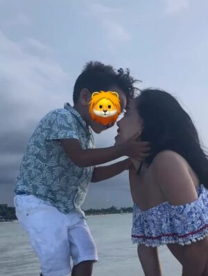 Beatriz Luengo Instagram - Por aquí de vuelta! 🙋🏻‍♀️
Estuve un ratito lejos del mundo, necesitaba contar mariposas con mi niña para descubrir que las alas rotas no impiden el vuelo, echar tardes de dominó con mi hijo para juntos aprender que al final del juego la ficha que vale menos gana la partida. Detener el tiempo para escuchar a mi madre y darme cuenta que sus miedos y los míos se parecen. Recuperar con mi padre ese mueble viejo y observar como lo convierte en arte con una calma que solo conocen los monjes budistas, para al final decirme “mira lo que hicimos” haciéndome parte de su logro simplemente porque le alcancé las herramientas mientras escuchaba sus historias del barrio. Necesitaba también mirar a @yotuel y bailar juntos en la cocina, porque nos conocimos bailando y solo deseo que no dejemos de bailar ni un solo día, porque estar en sus brazos mientras nuestros pasos se coordinan sin ni siquiera mirar al suelo es la mejor manera de recordarnos que nacimos para estar juntos.
Necesitaba todo eso, porque llevo en esta profesión desde los 9 años. Exponiéndome a la opinión de un señor en un casting, de un director, de una revista, de un comentario por ahí. Y tuve que desaparecer para volver a mirar con compasión a esa niña soñadora que todavía soy. La que va cargando con el dolor de tener que demostrar todo el tiempo. No sé si he vuelto más fuerte, pero sí más consciente. 🪷 
Hola a todos y gracias por estar ahí ❤️