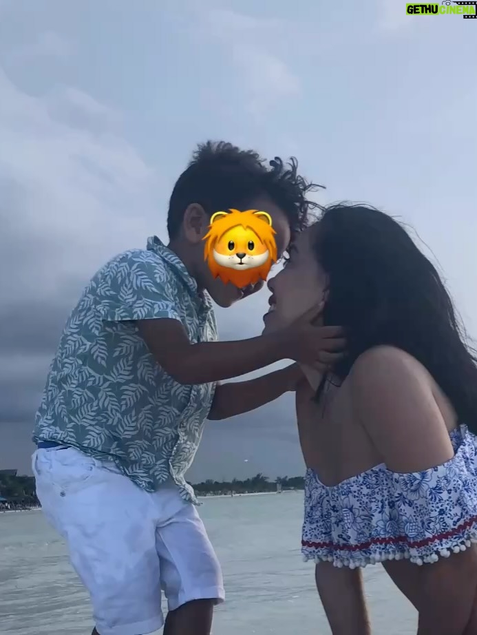 Beatriz Luengo - 26.4K Likes - Por aquí de vuelta! 🙋🏻‍♀️
Estuve un ratito lejos del mundo, necesitaba contar mariposas con mi niña para descubrir que las alas rotas no impiden el vuelo, echar tardes de dominó con mi hijo para juntos aprender que al final del juego la ficha que vale menos gana la partida. Detener el tiempo para escuchar a mi madre y darme cuenta que sus miedos y los míos se parecen. Recuperar con mi padre ese mueble viejo y observar como lo convierte en arte con una calma que solo conocen los monjes budistas, para al final decirme “mira lo que hicimos” haciéndome parte de su logro simplemente porque le alcancé las herramientas mientras escuchaba sus historias del barrio. Necesitaba también mirar a @yotuel y bailar juntos en la cocina, porque nos conocimos bailando y solo deseo que no dejemos de bailar ni un solo día, porque estar en sus brazos mientras nuestros pasos se coordinan sin ni siquiera mirar al suelo es la mejor manera de recordarnos que nacimos para estar juntos.
Necesitaba todo eso, porque llevo en esta profesión desde los 9 años. Exponiéndome a la opinión de un señor en un casting, de un director, de una revista, de un comentario por ahí. Y tuve que desaparecer para volver a mirar con compasión a esa niña soñadora que todavía soy. La que va cargando con el dolor de tener que demostrar todo el tiempo. No sé si he vuelto más fuerte, pero sí más consciente. 🪷 
Hola a todos y gracias por estar ahí ❤️