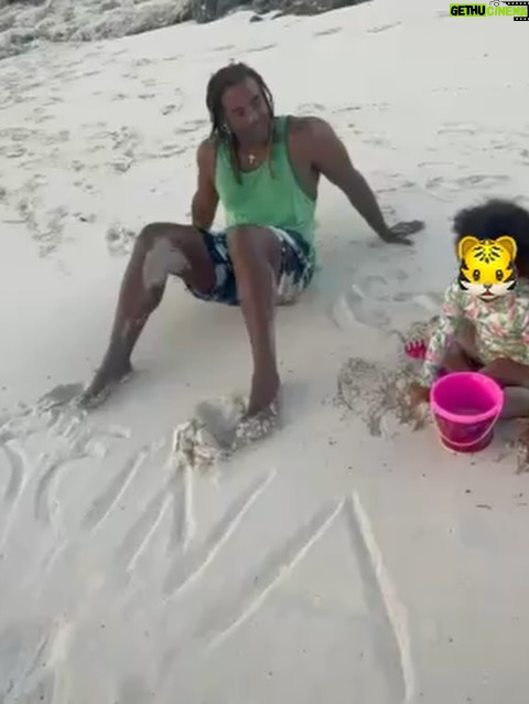 Beatriz Luengo - 26.4K Likes - Por aquí de vuelta! 🙋🏻‍♀️
Estuve un ratito lejos del mundo, necesitaba contar mariposas con mi niña para descubrir que las alas rotas no impiden el vuelo, echar tardes de dominó con mi hijo para juntos aprender que al final del juego la ficha que vale menos gana la partida. Detener el tiempo para escuchar a mi madre y darme cuenta que sus miedos y los míos se parecen. Recuperar con mi padre ese mueble viejo y observar como lo convierte en arte con una calma que solo conocen los monjes budistas, para al final decirme “mira lo que hicimos” haciéndome parte de su logro simplemente porque le alcancé las herramientas mientras escuchaba sus historias del barrio. Necesitaba también mirar a @yotuel y bailar juntos en la cocina, porque nos conocimos bailando y solo deseo que no dejemos de bailar ni un solo día, porque estar en sus brazos mientras nuestros pasos se coordinan sin ni siquiera mirar al suelo es la mejor manera de recordarnos que nacimos para estar juntos.
Necesitaba todo eso, porque llevo en esta profesión desde los 9 años. Exponiéndome a la opinión de un señor en un casting, de un director, de una revista, de un comentario por ahí. Y tuve que desaparecer para volver a mirar con compasión a esa niña soñadora que todavía soy. La que va cargando con el dolor de tener que demostrar todo el tiempo. No sé si he vuelto más fuerte, pero sí más consciente. 🪷 
Hola a todos y gracias por estar ahí ❤️
