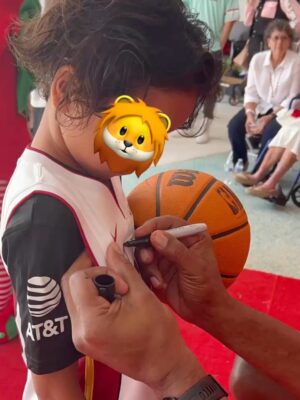 Beatriz Luengo Instagram - Por aquí de vuelta! 🙋🏻‍♀️
Estuve un ratito lejos del mundo, necesitaba contar mariposas con mi niña para descubrir que las alas rotas no impiden el vuelo, echar tardes de dominó con mi hijo para juntos aprender que al final del juego la ficha que vale menos gana la partida. Detener el tiempo para escuchar a mi madre y darme cuenta que sus miedos y los míos se parecen. Recuperar con mi padre ese mueble viejo y observar como lo convierte en arte con una calma que solo conocen los monjes budistas, para al final decirme “mira lo que hicimos” haciéndome parte de su logro simplemente porque le alcancé las herramientas mientras escuchaba sus historias del barrio. Necesitaba también mirar a @yotuel y bailar juntos en la cocina, porque nos conocimos bailando y solo deseo que no dejemos de bailar ni un solo día, porque estar en sus brazos mientras nuestros pasos se coordinan sin ni siquiera mirar al suelo es la mejor manera de recordarnos que nacimos para estar juntos.
Necesitaba todo eso, porque llevo en esta profesión desde los 9 años. Exponiéndome a la opinión de un señor en un casting, de un director, de una revista, de un comentario por ahí. Y tuve que desaparecer para volver a mirar con compasión a esa niña soñadora que todavía soy. La que va cargando con el dolor de tener que demostrar todo el tiempo. No sé si he vuelto más fuerte, pero sí más consciente. 🪷 
Hola a todos y gracias por estar ahí ❤️