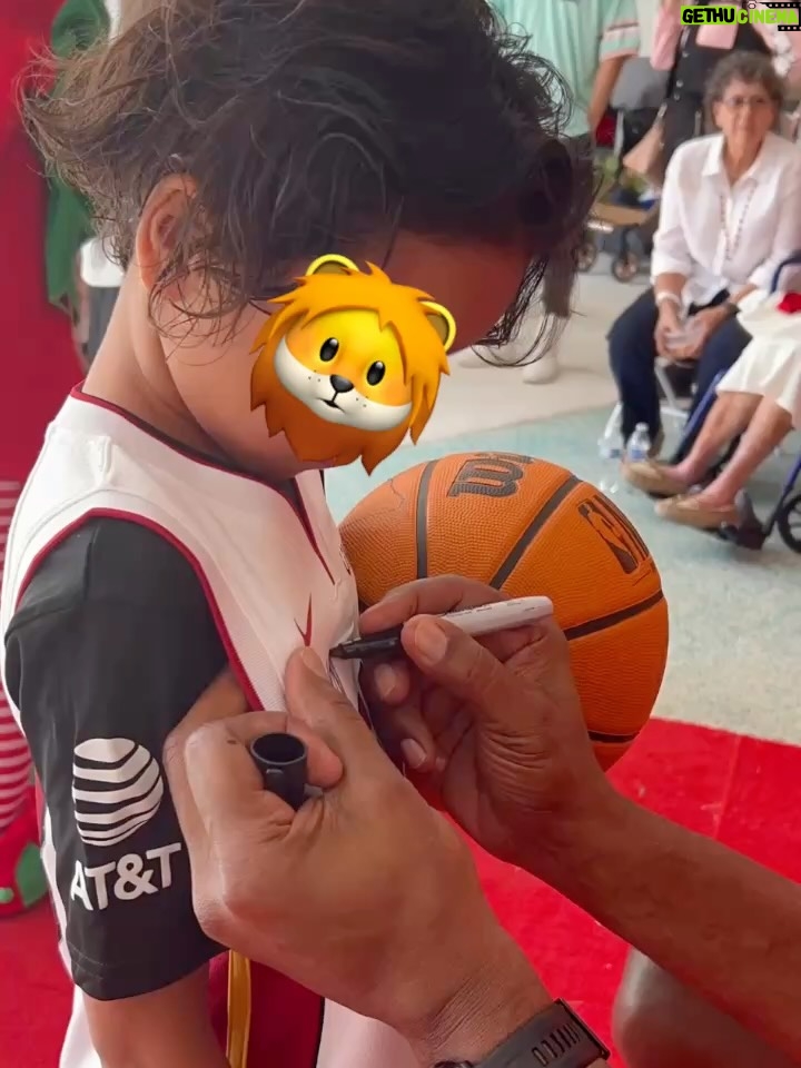 Beatriz Luengo - 26.4K Likes - Por aquí de vuelta! 🙋🏻‍♀️
Estuve un ratito lejos del mundo, necesitaba contar mariposas con mi niña para descubrir que las alas rotas no impiden el vuelo, echar tardes de dominó con mi hijo para juntos aprender que al final del juego la ficha que vale menos gana la partida. Detener el tiempo para escuchar a mi madre y darme cuenta que sus miedos y los míos se parecen. Recuperar con mi padre ese mueble viejo y observar como lo convierte en arte con una calma que solo conocen los monjes budistas, para al final decirme “mira lo que hicimos” haciéndome parte de su logro simplemente porque le alcancé las herramientas mientras escuchaba sus historias del barrio. Necesitaba también mirar a @yotuel y bailar juntos en la cocina, porque nos conocimos bailando y solo deseo que no dejemos de bailar ni un solo día, porque estar en sus brazos mientras nuestros pasos se coordinan sin ni siquiera mirar al suelo es la mejor manera de recordarnos que nacimos para estar juntos.
Necesitaba todo eso, porque llevo en esta profesión desde los 9 años. Exponiéndome a la opinión de un señor en un casting, de un director, de una revista, de un comentario por ahí. Y tuve que desaparecer para volver a mirar con compasión a esa niña soñadora que todavía soy. La que va cargando con el dolor de tener que demostrar todo el tiempo. No sé si he vuelto más fuerte, pero sí más consciente. 🪷 
Hola a todos y gracias por estar ahí ❤️