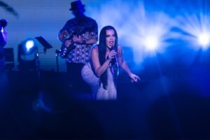 Beatriz Luengo Instagram - Que el dolor nos pille bailando, que cuando no haya música, ni luces, ni brillos, tú y yo sigamos encontrando siempre un motivo por el que bailar. Porque te conocí en un baile y vivir contigo es esa complicidad de un paso adelante tú y un paso adelante yo. Te amo. Te amo mucho ❤️

Gracias Canarias por el cariño inmenso de este fin de semana increíble!

Fotos: @basiliosilvaphoto