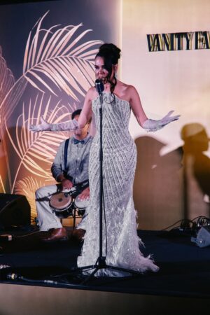Beatriz Luengo Instagram - 'Con los años que me quedan' fue el tema escogido por Beatriz Luengo (@beatrizluengo) para homenajear a Gloria Estefan (@gloriaestefan) en su gran noche recogiendo el Premio Vanity Fair Personaje del Año 2025.