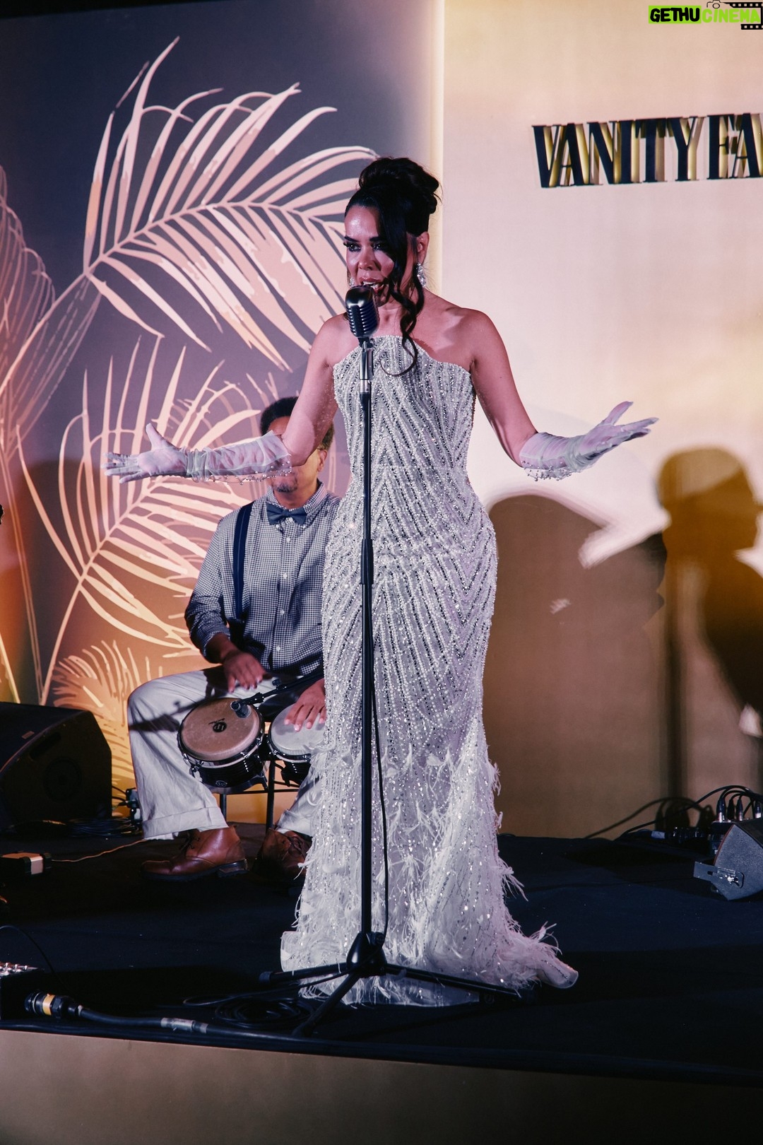 Beatriz Luengo - 16.9K Likes - 'Con los años que me quedan' fue el tema escogido por Beatriz Luengo (@beatrizluengo) para homenajear a Gloria Estefan (@gloriaestefan) en su gran noche recogiendo el Premio Vanity Fair Personaje del Año 2025.