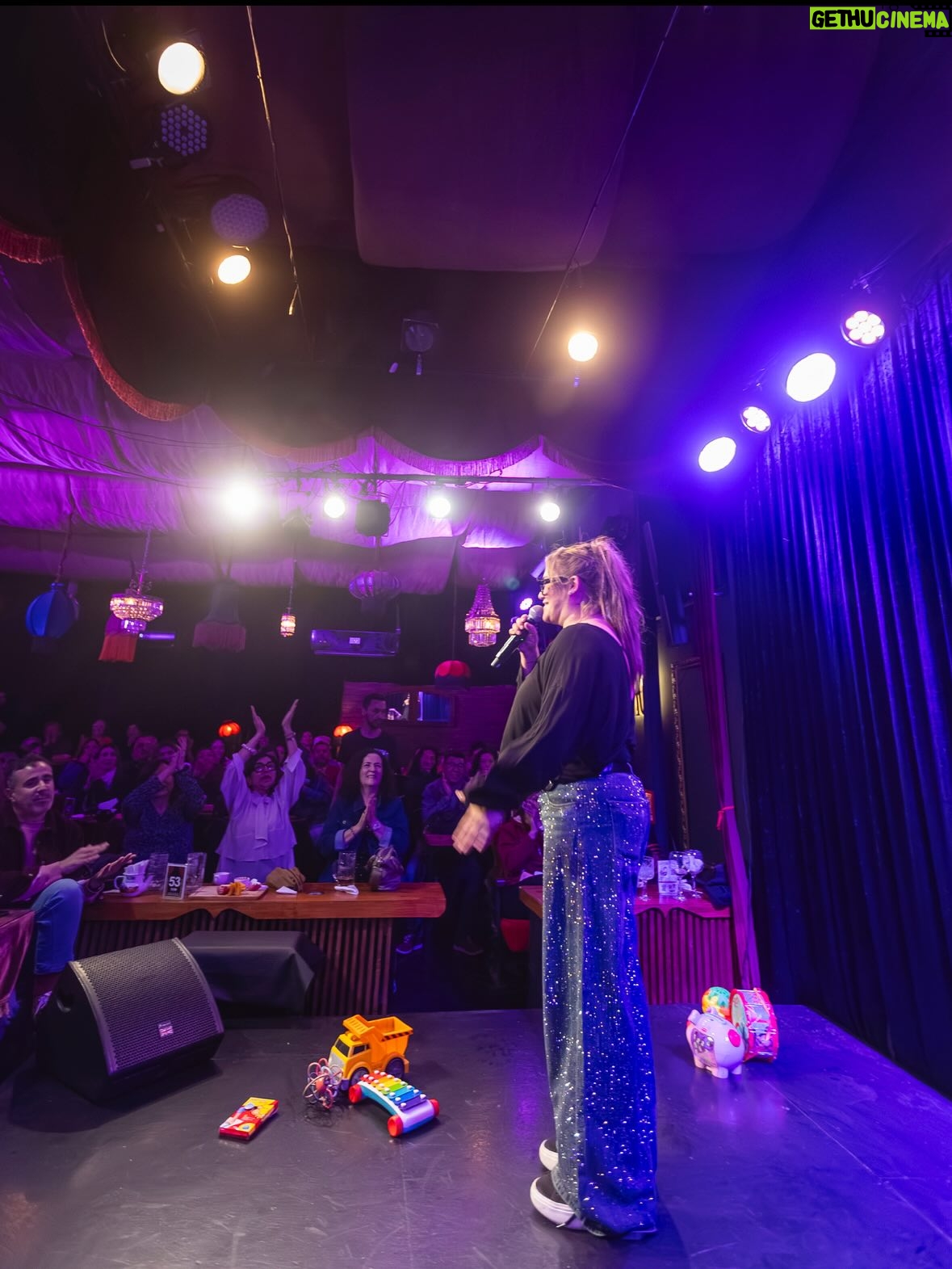 Belén Mora - 10.4K Likes - Ese brillo tan lindo que nos da la maternidad. Tanto que nos da y tanto que nos quita. Tanto material por la cresta. 
#BASTA , ek show que tus hormonas necesitan.
Ven a vivir el postparto conmigo. 
Un show mas honedto que la ctm, no apto para mamitas instagram. Se aceptan madres y padres reales, y gente que se quiera cagar de risa .
•• 17 OCT @clubdesanmiguel // Entradas @comedy_pass 
•• 31 OCT @palermoteatrobar // Entradas @comediaticket 

Abre los fuegos la mejor comediante del universo @maitelanchares