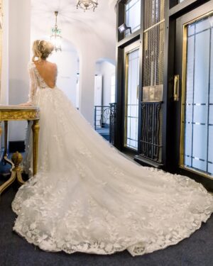 Beverly Bello Instagram - Robe sirène & robe princesse 👸 magnifique robe de chez @lamarieecapricieuse 🥰  Coiffure : @alia.coiffure  Photo BY @photographerinparis